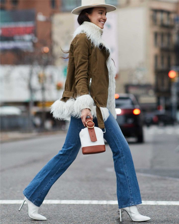 Look invernale con jeans flare