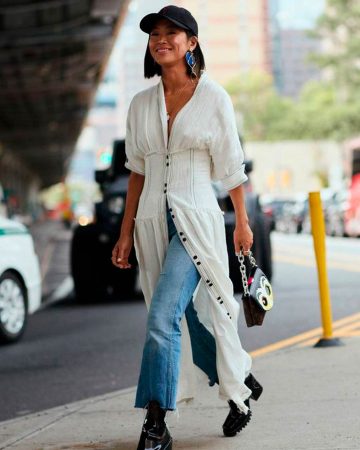 Un look casual qui combine robe longue et jean