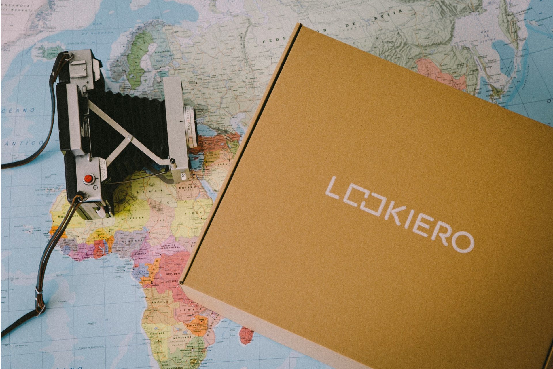 Caja Lookiero con mapa del mundo y cámara de fotos