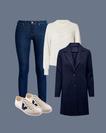 look jeans maglioncino bianco sneakers bianche cappottino blu