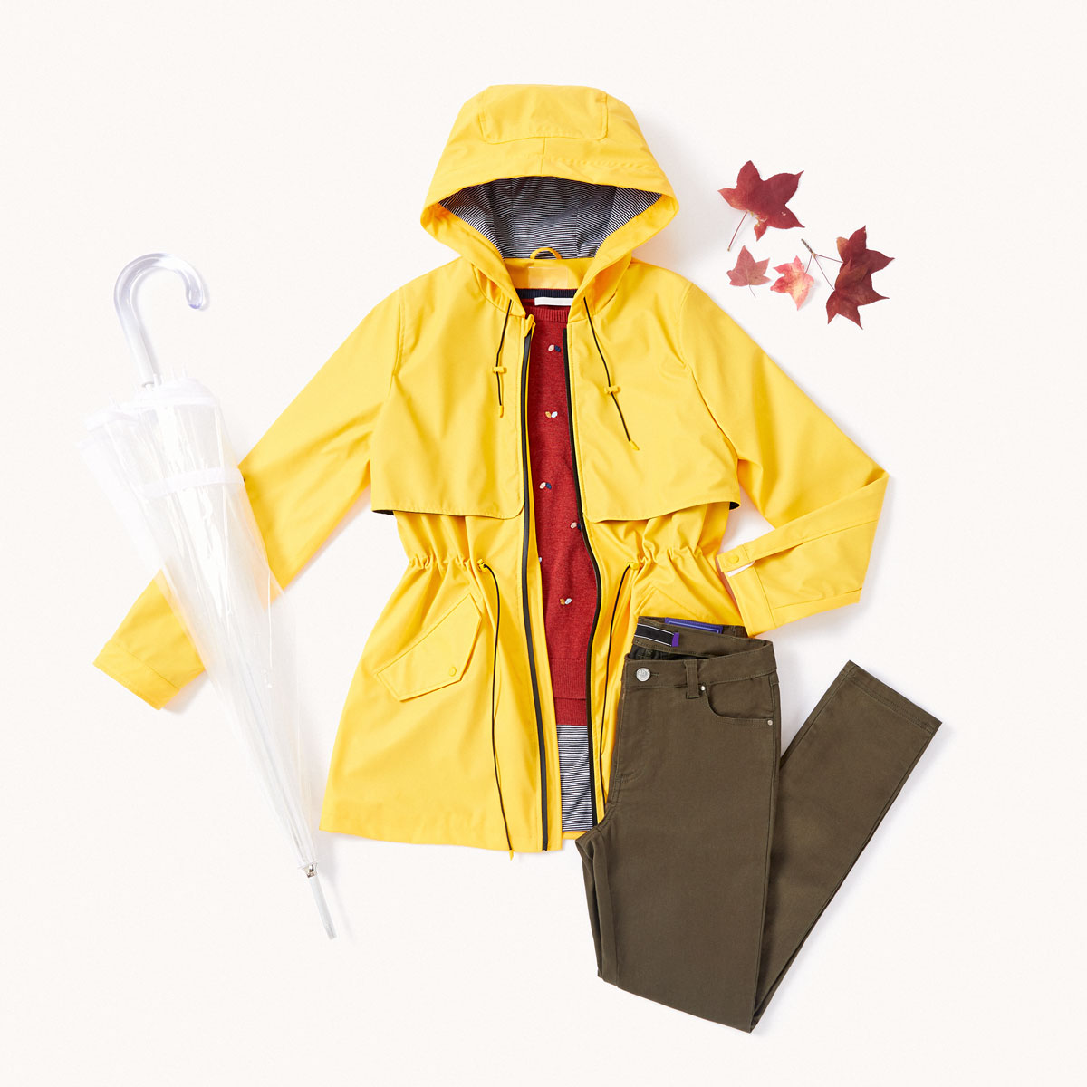 chubasquero amarillo y pantalón caqui para lluvia