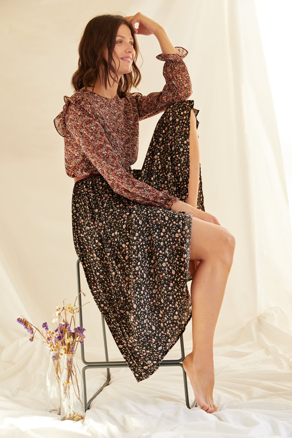 Falda midi con print floreale per un look boho-romantico