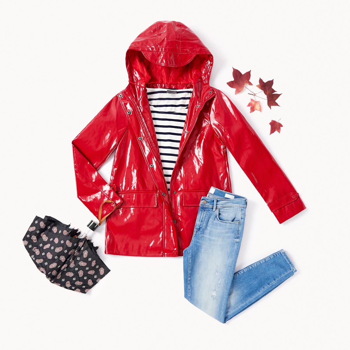 impermeable rojo y jeans
